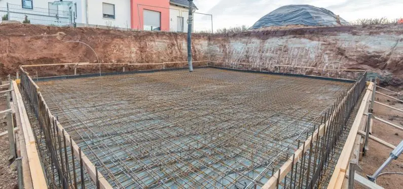 Eine Weiße Wanne hält den Keller trocken