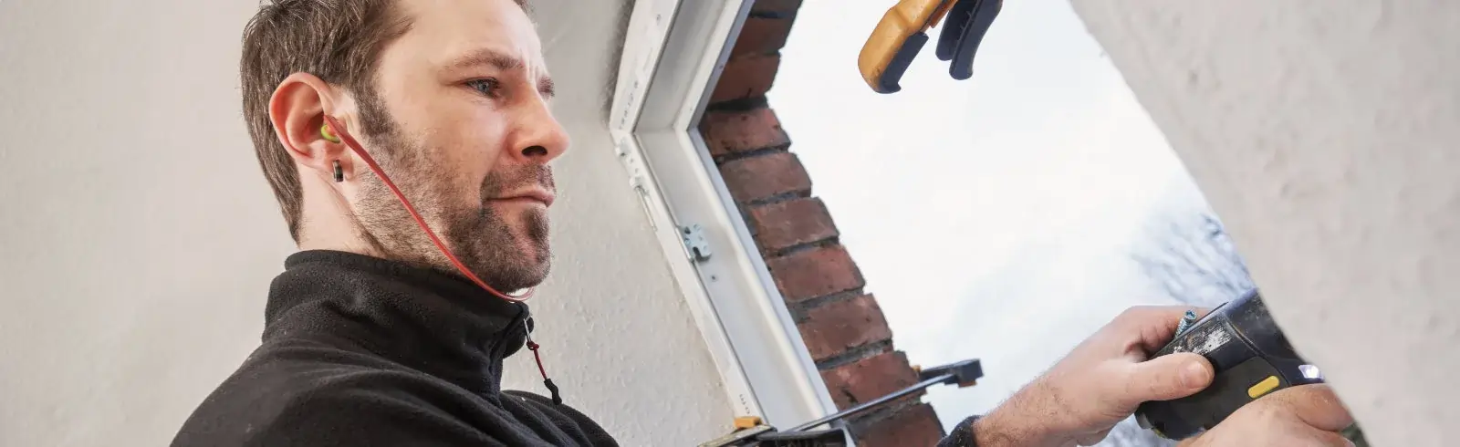 schimmelprotektor_schimmel-im-haus_luftfeuchtigkeit_schimmelentfernung_schimmelgutachten_solingen_blog_dichte-fenster-feuchte-waende-kann-das-sein