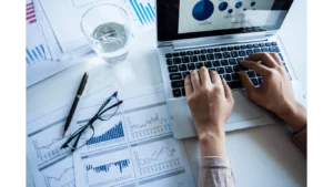 Schimmelsachverständiger bei der Auswertung der Daten. Der Schimmelsachverständige ermittelt anhand der gemessenen Daten die Ursache der Feuchte- und Schimmelbildung.